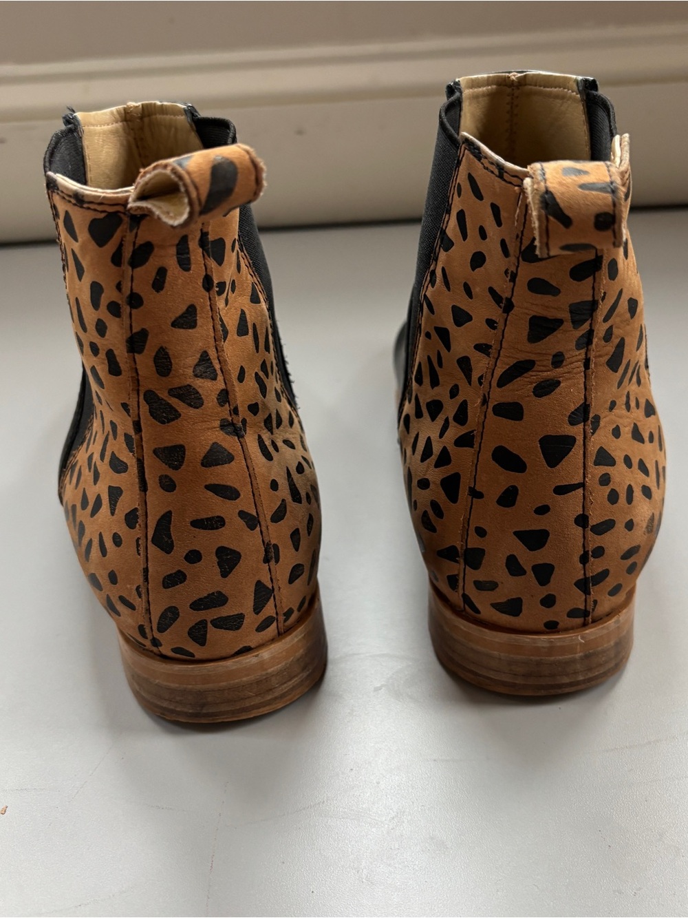 Sseko Chelsea V Boots Black Fauna Leather Animal Print Women’s Size 8 Leopard - Picture 9 of 10
